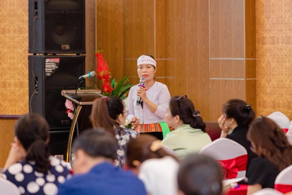 Phuong speaking at Vietnam's provincial level workshop for teachers about how to best support preschool students during the transition period.