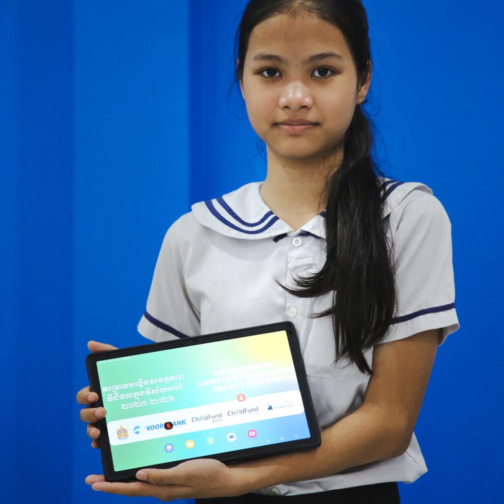 Student attending digital literacy lesson.