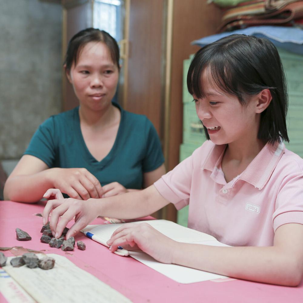Linh and her mother learning at home.