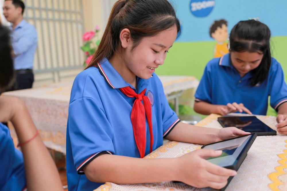 Cai (centre) and her classmates have enjoyed learning and creating on their new tablets.