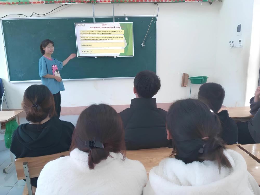 Bich confidently sharing key principles of the Core Children's Program with her classmates.
