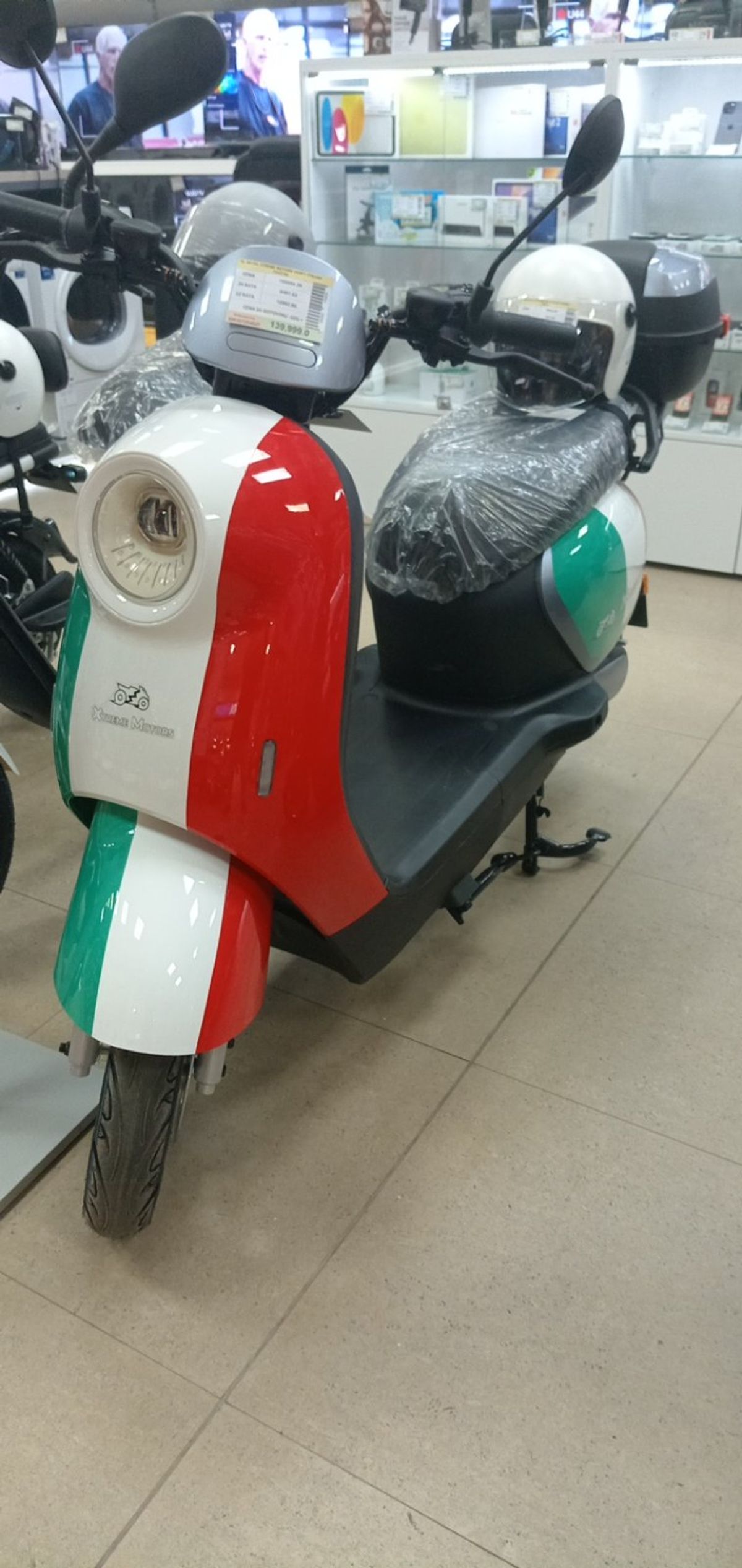 VESPI električni skuter – italijanska trobojka