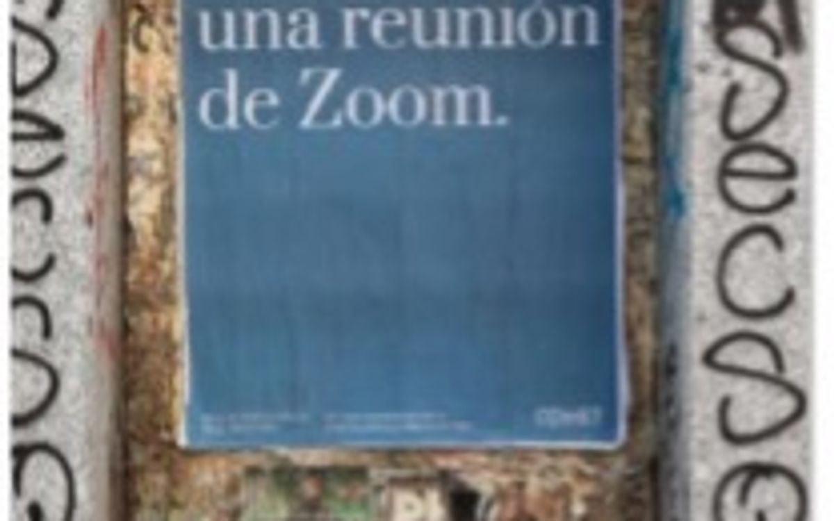Blauwe affiche in een met graffiti bedekte deuropening, die in het Spaans verkondigt dat Zoom niet is uitgevonden tijdens een Zoomvergadering.