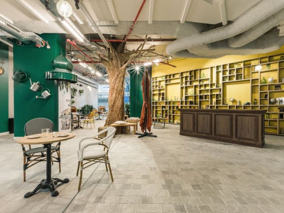 Espace hospitality premium au décor végétal immersif chez Comet Landscape