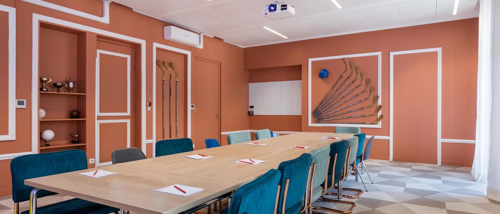 Sala de reuniones en formato de junta