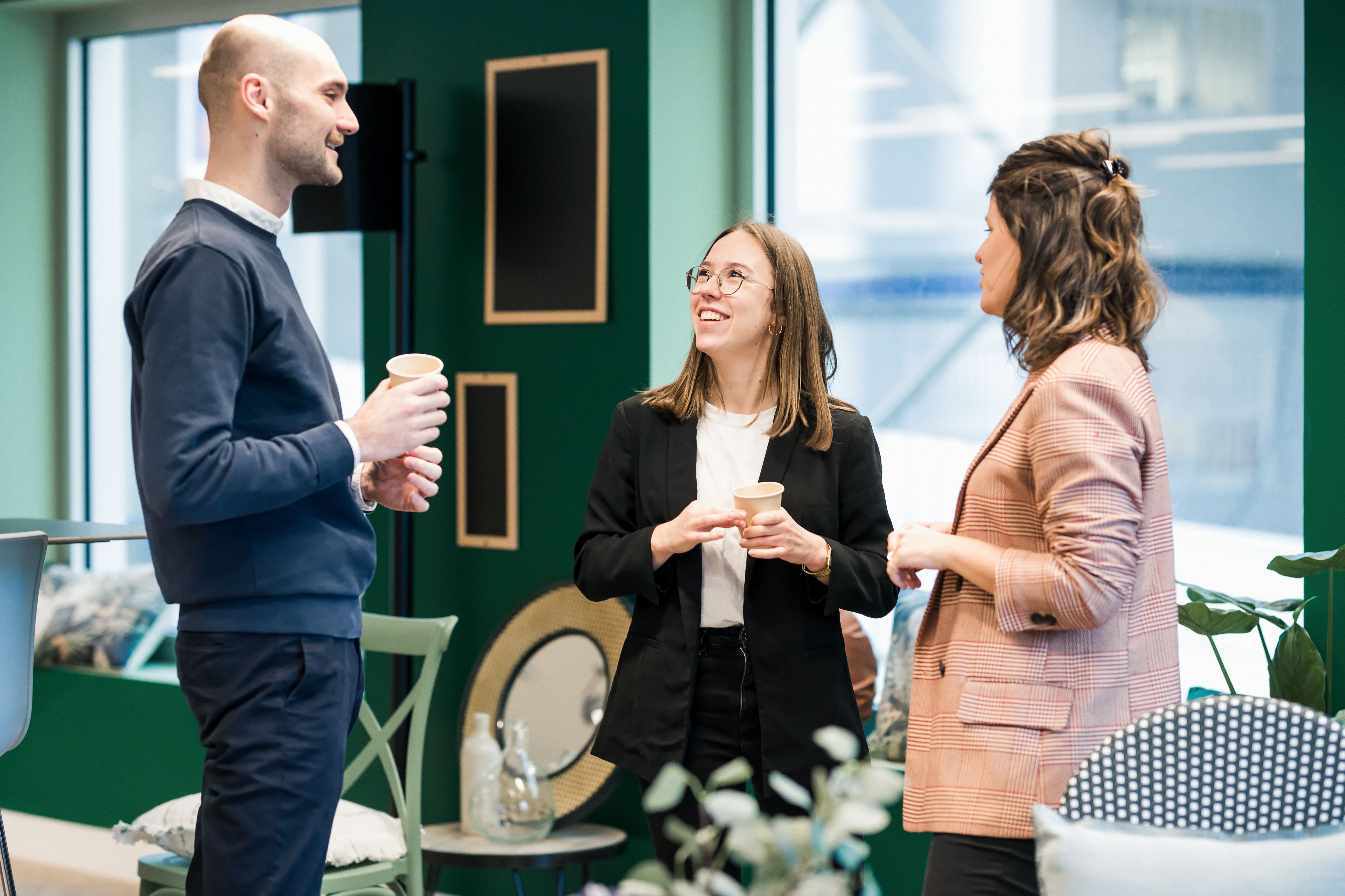 Échange informel entre professionnels dans l’espace hospitality de Comet Landscape