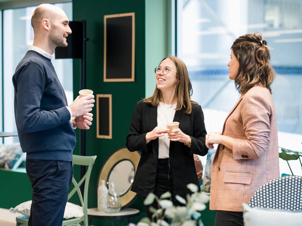 Échange informel entre professionnels dans l’espace hospitality de Comet Landscape