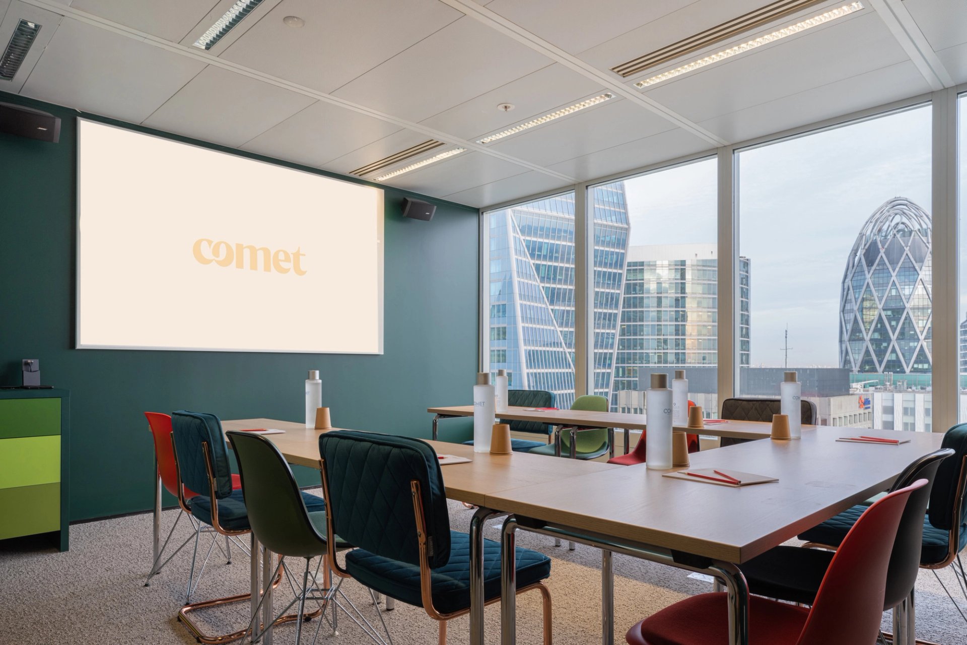 U-shaped meeting room at Comet Cœur Défense with a view of the La Défense towers