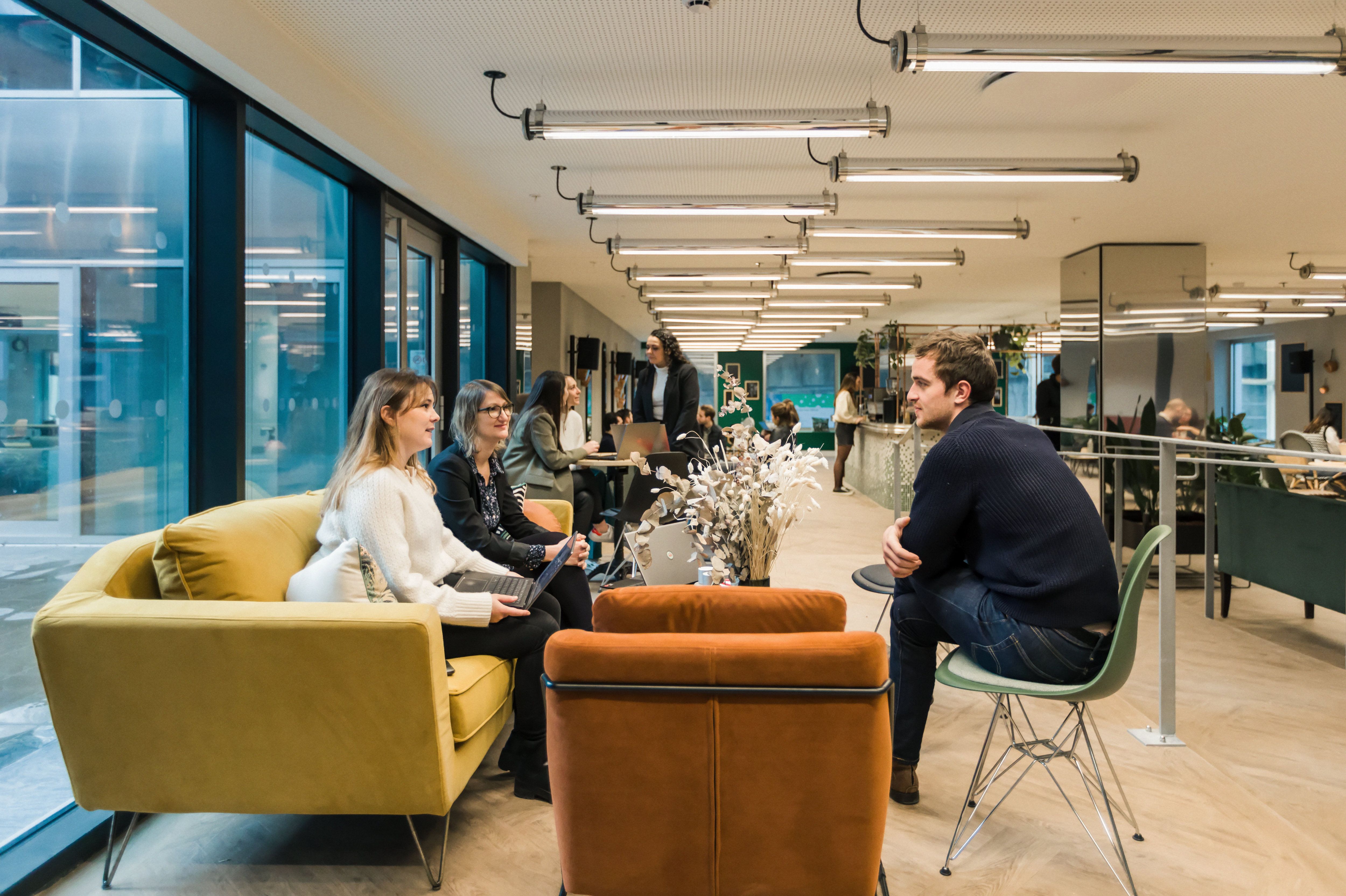 Échange professionnel dans un espace hospitality chaleureux chez Comet Landscape
