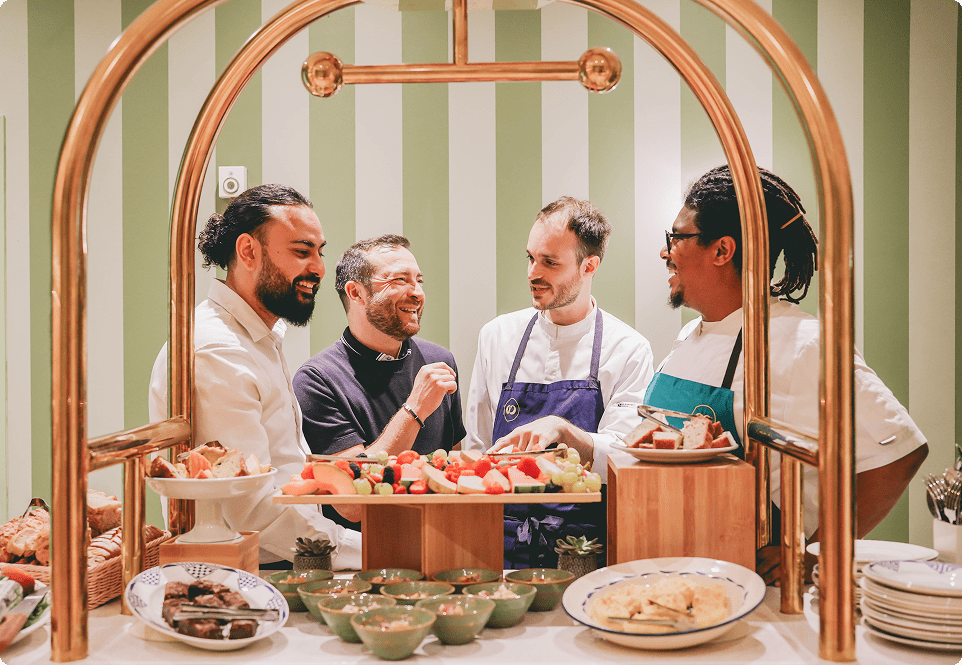 Une scène de partage au cœur de l’expérience Comet, entre hospitalité, cuisine généreuse et échanges spontanés. Le buffet, soigneusement dressé, devient un point de rencontre naturel où collaborateurs, invités et équipes se retrouvent dans une atmosphère chaleureuse et détendue.