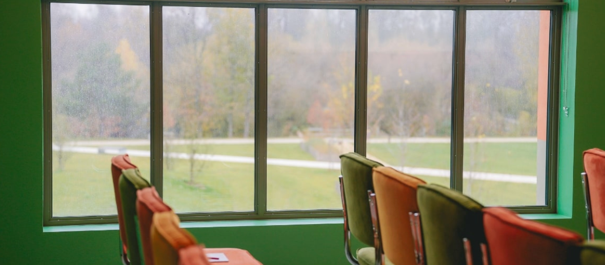 Vue depuis une salle du Comet Arboretum donnant sur le jardin du plus grand écoparc d'Europe, à Nanterre