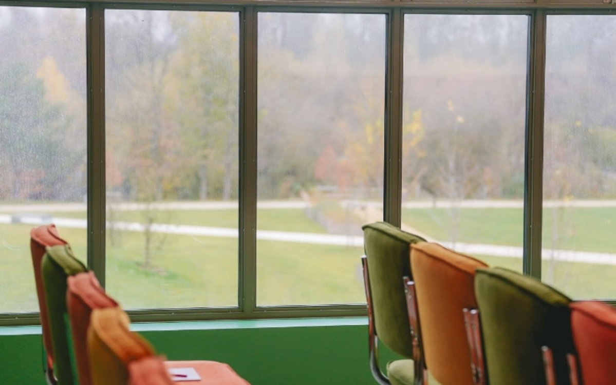 Vue depuis une salle du Comet Arboretum donnant sur le jardin du plus grand écoparc d'Europe, à Nanterre