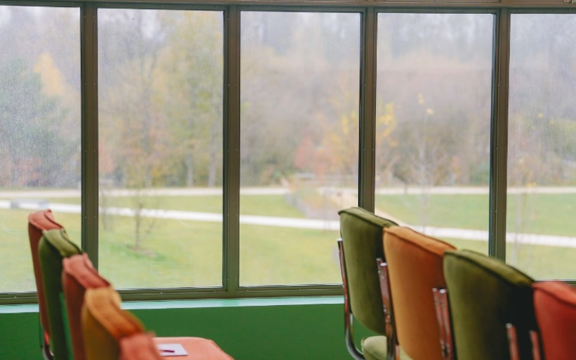 Vue depuis une salle du Comet Arboretum donnant sur le jardin du plus grand écoparc d'Europe, à Nanterre