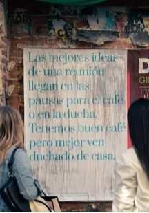 Affiche collée sur un mur de rue expliquant que les meilleures idées naissent pendant les pauses café ou sous la douche, avec une invitation à venir déjà douché.