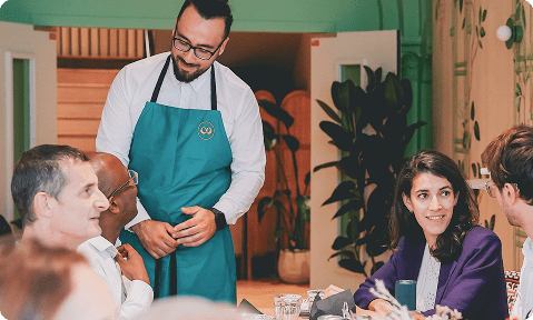 Un instant de convivialité au cœur de l’expérience Comet : un service attentionné, des échanges naturels et une ambiance chaleureuse qui favorise les connexions entre participants. L’image traduit parfaitement l’équilibre entre hospitalité, confort et cadre professionnel.