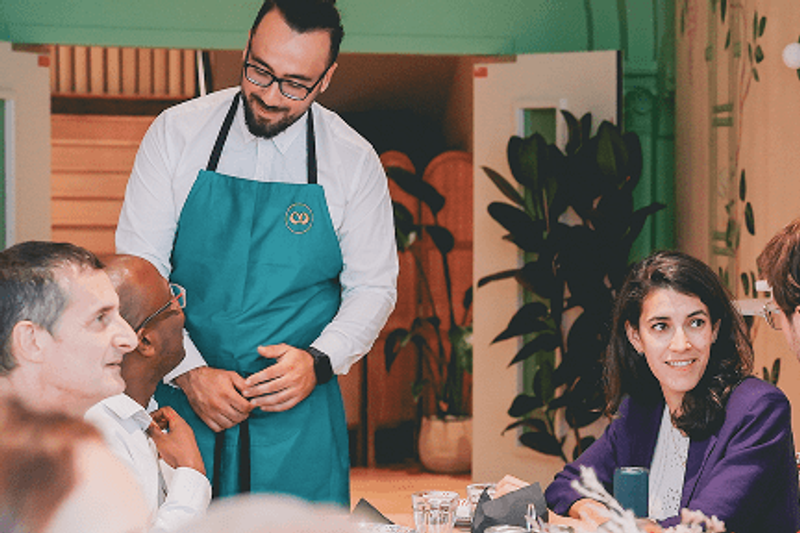 Un instant de convivialité au cœur de l’expérience Comet : un service attentionné, des échanges naturels et une ambiance chaleureuse qui favorise les connexions entre participants. L’image traduit parfaitement l’équilibre entre hospitalité, confort et cadre professionnel.