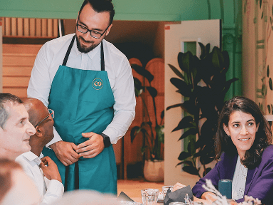 Un instant de convivialité au cœur de l’expérience Comet : un service attentionné, des échanges naturels et une ambiance chaleureuse qui favorise les connexions entre participants. L’image traduit parfaitement l’équilibre entre hospitalité, confort et cadre professionnel.