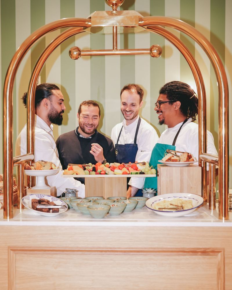 Rond de Chef’s Table nodigt Vakhtang Meliava zijn gasten uit om een intieme en gulle culinaire ervaring te beleven. Tussen de gebaren van de chef, de zorgvuldig gepresenteerde producten en de spontane uitwisselingen, weerspiegelt het beeld een keuken van delen, gedragen door menselijkheid, gezelligheid en aandacht voor detail.