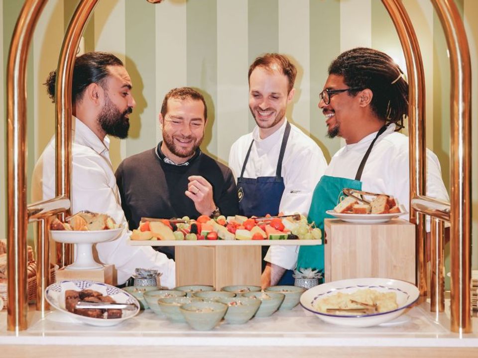 Around the Chef’s Table, Vakhtang Meliava invites guests to enjoy an intimate and generous culinary experience. Between the chef’s gestures, carefully presented ingredients, and spontaneous exchanges, the image conveys a cuisine of sharing, driven by human connection, conviviality, and attention to detail.