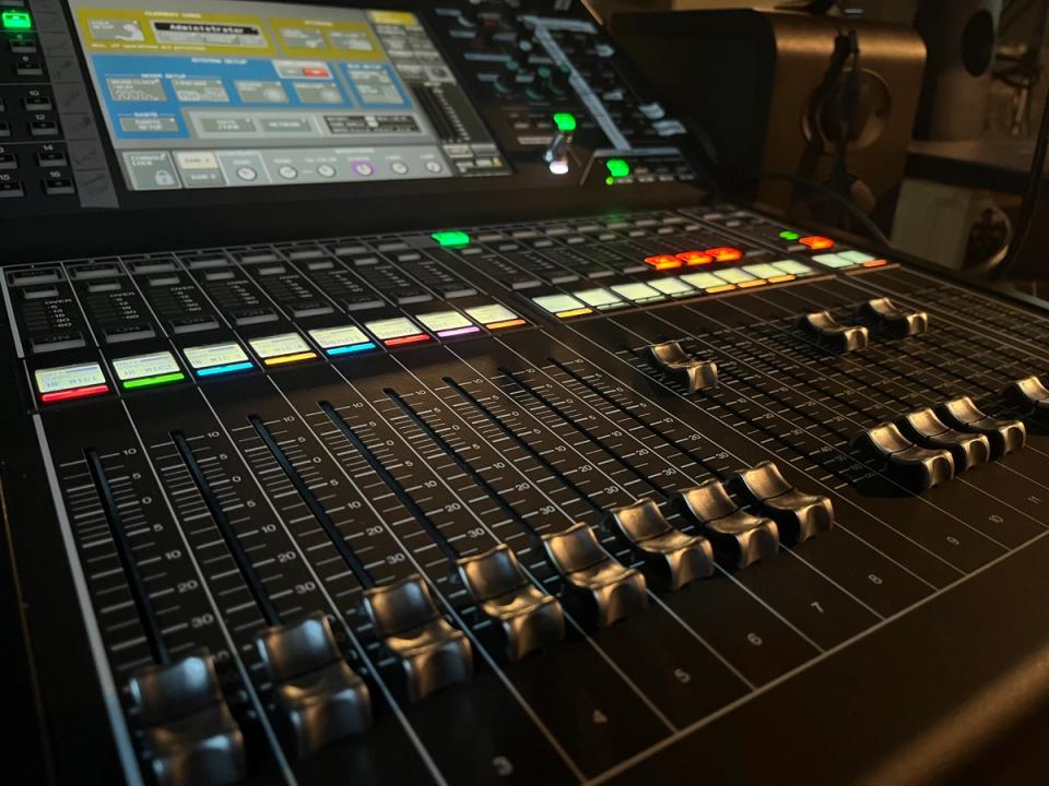 Avec Comet Studio, la maîtrise technique fait pleinement partie de l’expérience. Cette régie audio, équipée pour piloter le son avec précision, traduit le niveau d’exigence mis au service des prises de parole, des productions live et des événements hybrides, dans un environnement à la fois professionnel, fluide et rassurant.