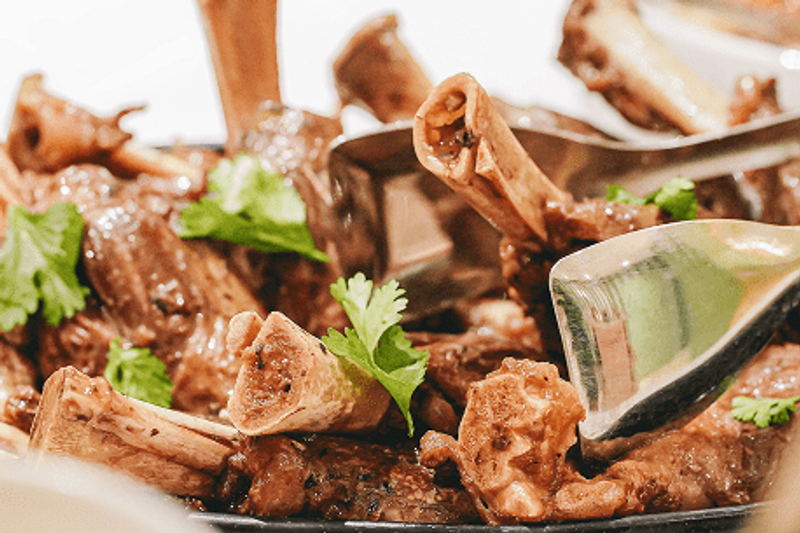 Un plat mijoté généreux signé Comet Food, pensé pour accompagner les moments de partage dans une ambiance chaleureuse.