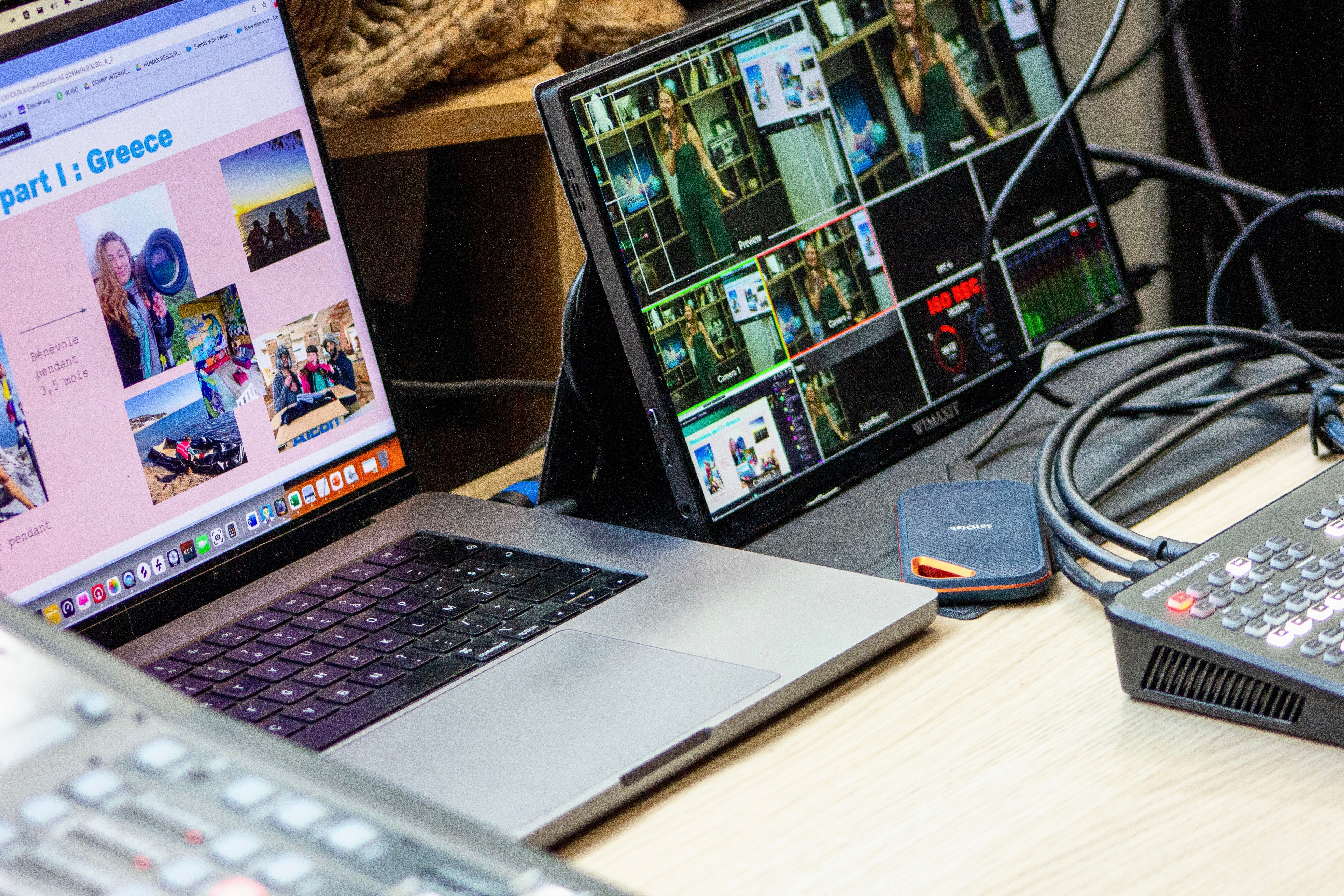 Un aperçu de Comet Studio, avec un dispositif technique dédié à la captation et à la diffusion de contenus en direct ou en différé. Entre ordinateur, écran de contrôle, table de mixage et monitoring vidéo, l’image met en avant un environnement professionnel pensé pour produire des webinaires, conférences, émissions et événements hybrides dans des conditions techniques fiables et soignées.