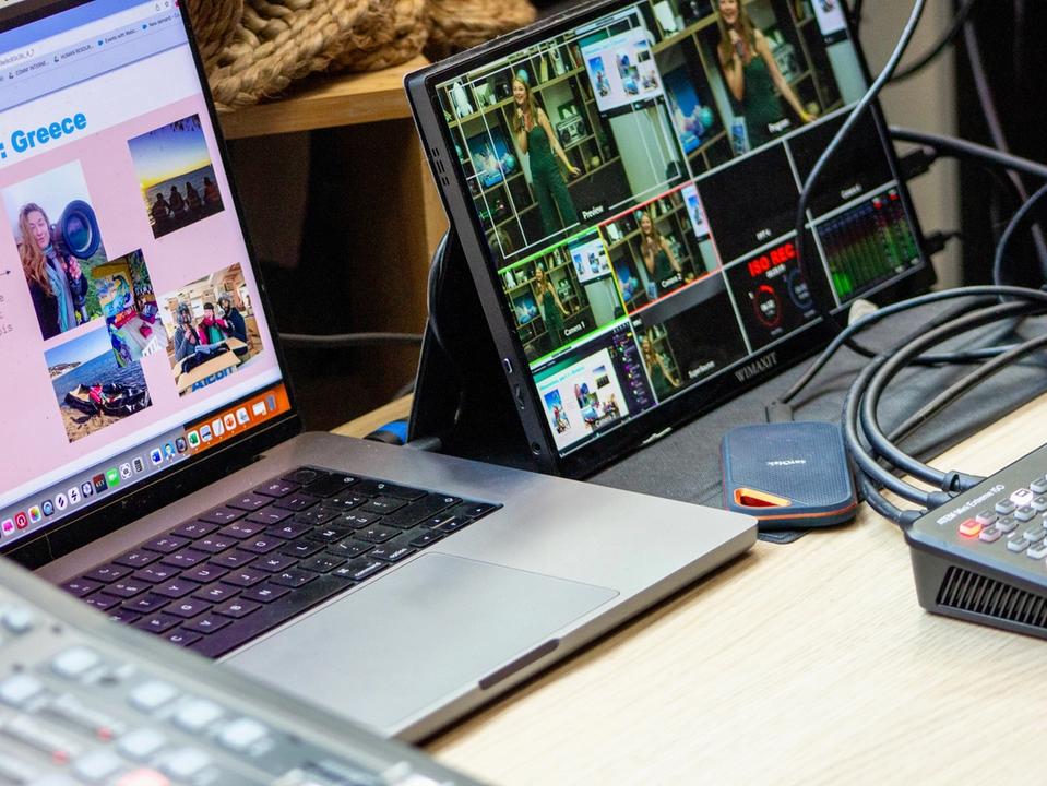 Un aperçu de Comet Studio, avec un dispositif technique dédié à la captation et à la diffusion de contenus en direct ou en différé. Entre ordinateur, écran de contrôle, table de mixage et monitoring vidéo, l’image met en avant un environnement professionnel pensé pour produire des webinaires, conférences, émissions et événements hybrides dans des conditions techniques fiables et soignées.