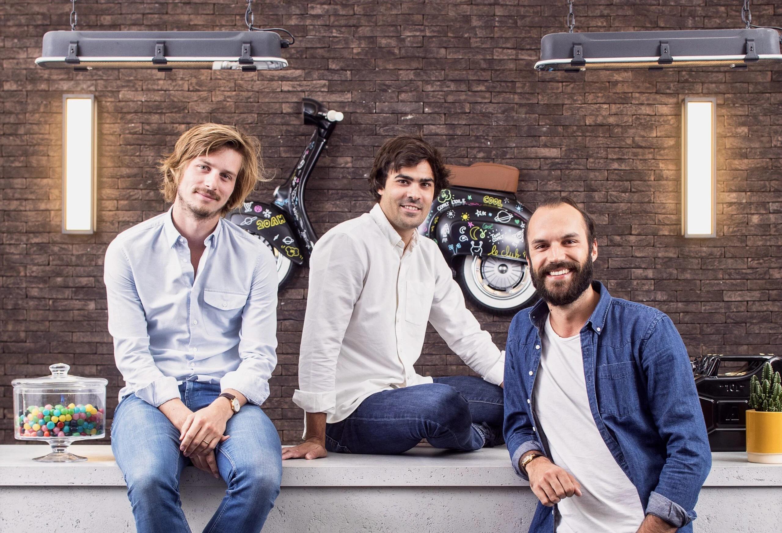 Portrait des trois cofondateurs de Comet, réunis dans un cadre chaleureux et décontracté qui reflète l’esprit de la marque. Cette image met en avant l’humain derrière le projet, avec une équipe fondatrice engagée, accessible et animée par une même vision : réinventer l’expérience des événements professionnels en créant des lieux inspirants, conviviaux et pensés pour les entreprises.