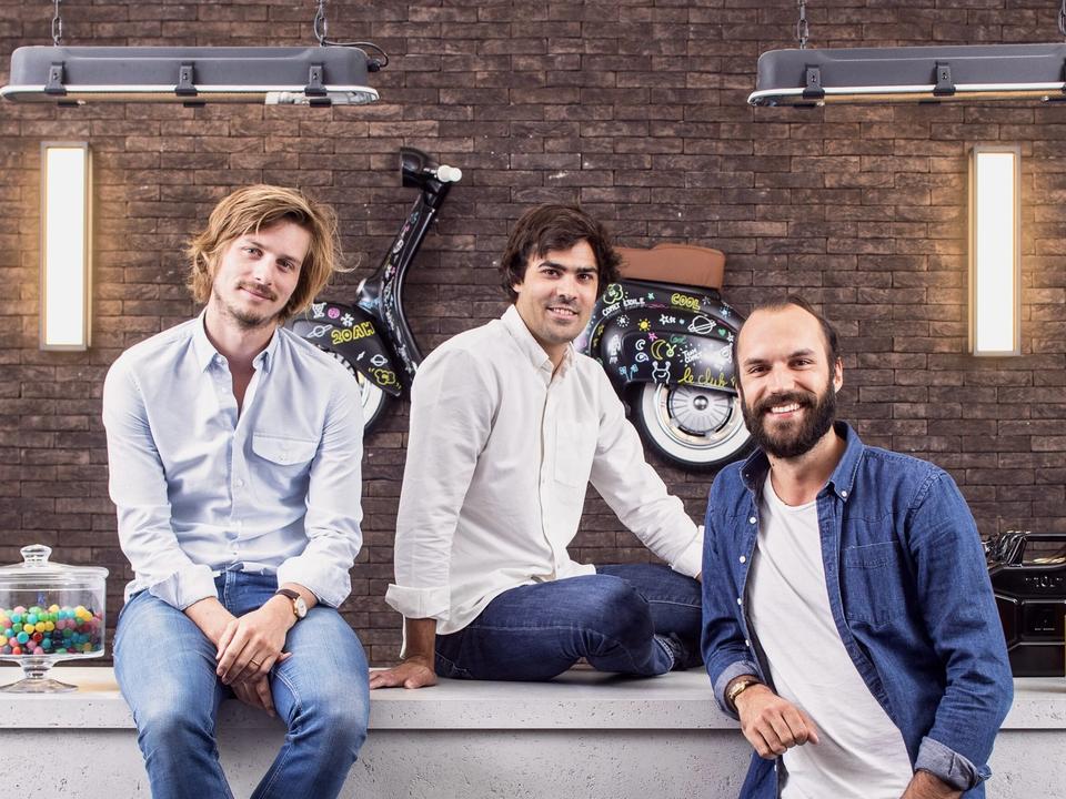 Portrait des trois cofondateurs de Comet, réunis dans un cadre chaleureux et décontracté qui reflète l’esprit de la marque. Cette image met en avant l’humain derrière le projet, avec une équipe fondatrice engagée, accessible et animée par une même vision : réinventer l’expérience des événements professionnels en créant des lieux inspirants, conviviaux et pensés pour les entreprises.