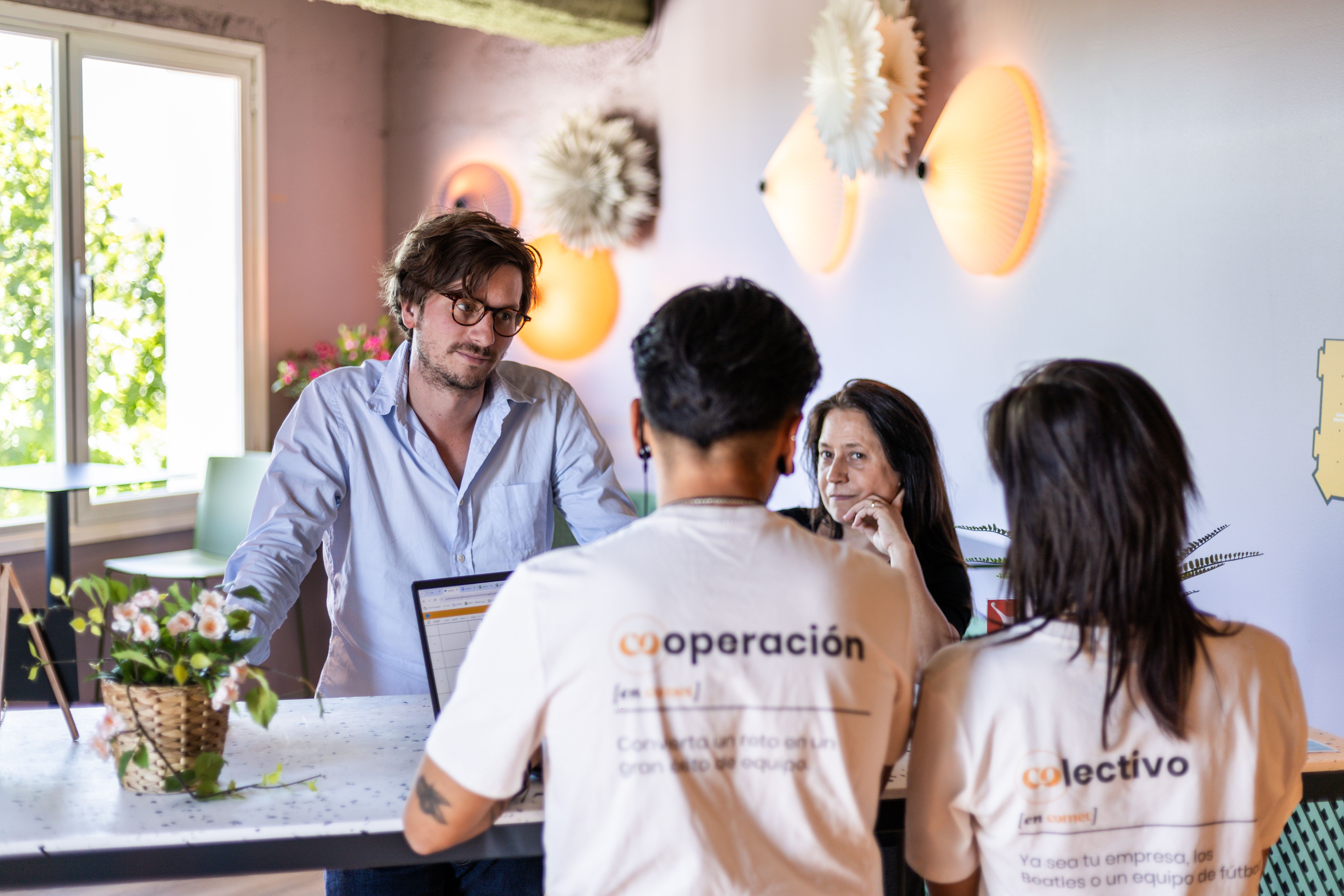 Une scène d’assistance technique à Comet Retiro, où l’équipe accompagne les participants dans la préparation et le bon déroulé de leur événement. L’image met en avant un service attentif, humain et professionnel, pensé pour garantir une expérience fluide, rassurante et parfaitement coordonnée, de l’accueil jusqu’aux derniers réglages.