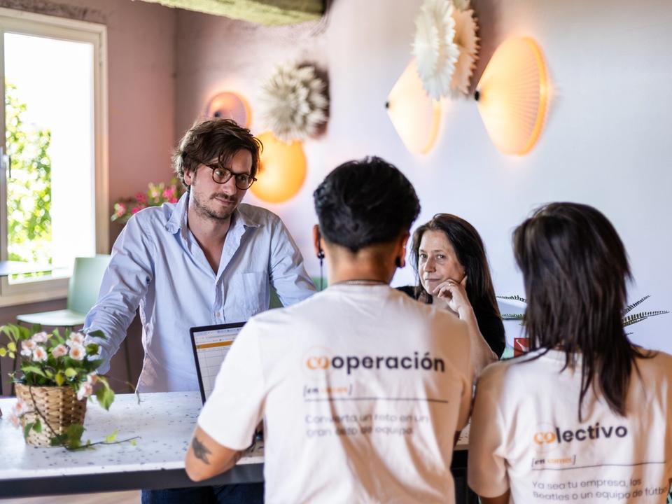 Une scène d’assistance technique à Comet Retiro, où l’équipe accompagne les participants dans la préparation et le bon déroulé de leur événement. L’image met en avant un service attentif, humain et professionnel, pensé pour garantir une expérience fluide, rassurante et parfaitement coordonnée, de l’accueil jusqu’aux derniers réglages.