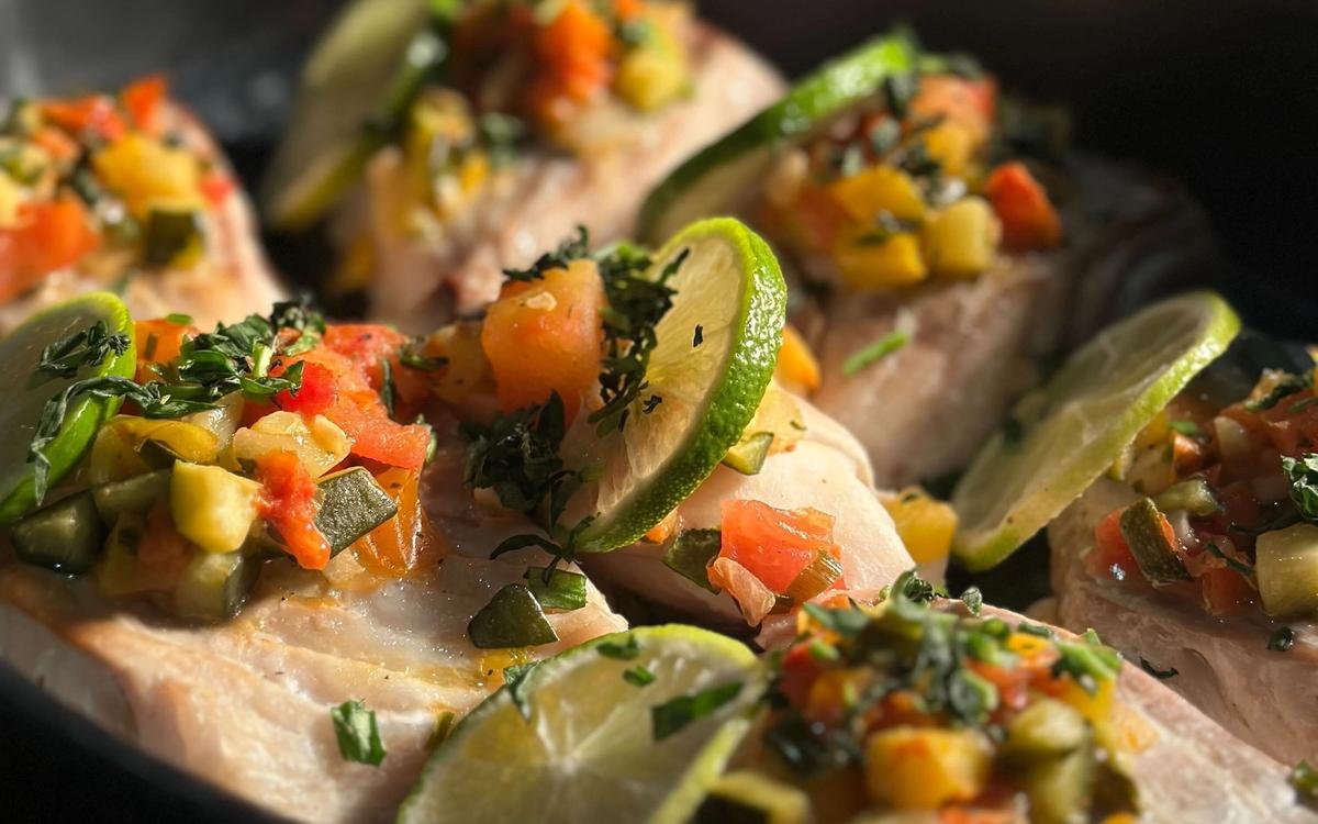Plat de saumon dressé et assaisonné, signé la Table du Chef Meliava