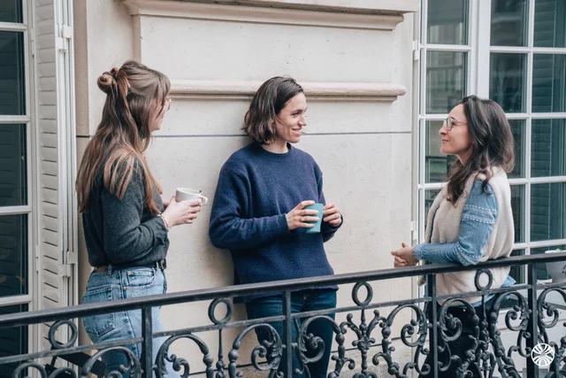 Un moment d’échange informel entre participants sur un balcon Comet, dans une atmosphère calme et professionnelle. L’image met en avant la convivialité des espaces, pensés pour prolonger les rencontres au-delà des salles de réunion et favoriser les discussions naturelles dans un cadre élégant.