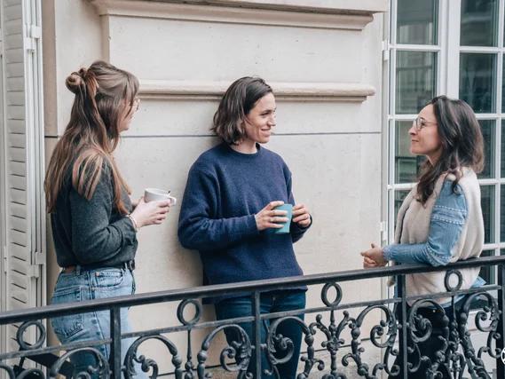 Un moment d’échange informel entre participants sur un balcon Comet, dans une atmosphère calme et professionnelle. L’image met en avant la convivialité des espaces, pensés pour prolonger les rencontres au-delà des salles de réunion et favoriser les discussions naturelles dans un cadre élégant.