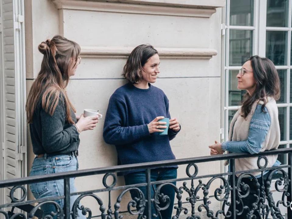 Un moment d’échange informel entre participants sur un balcon Comet, dans une atmosphère calme et professionnelle. L’image met en avant la convivialité des espaces, pensés pour prolonger les rencontres au-delà des salles de réunion et favoriser les discussions naturelles dans un cadre élégant.