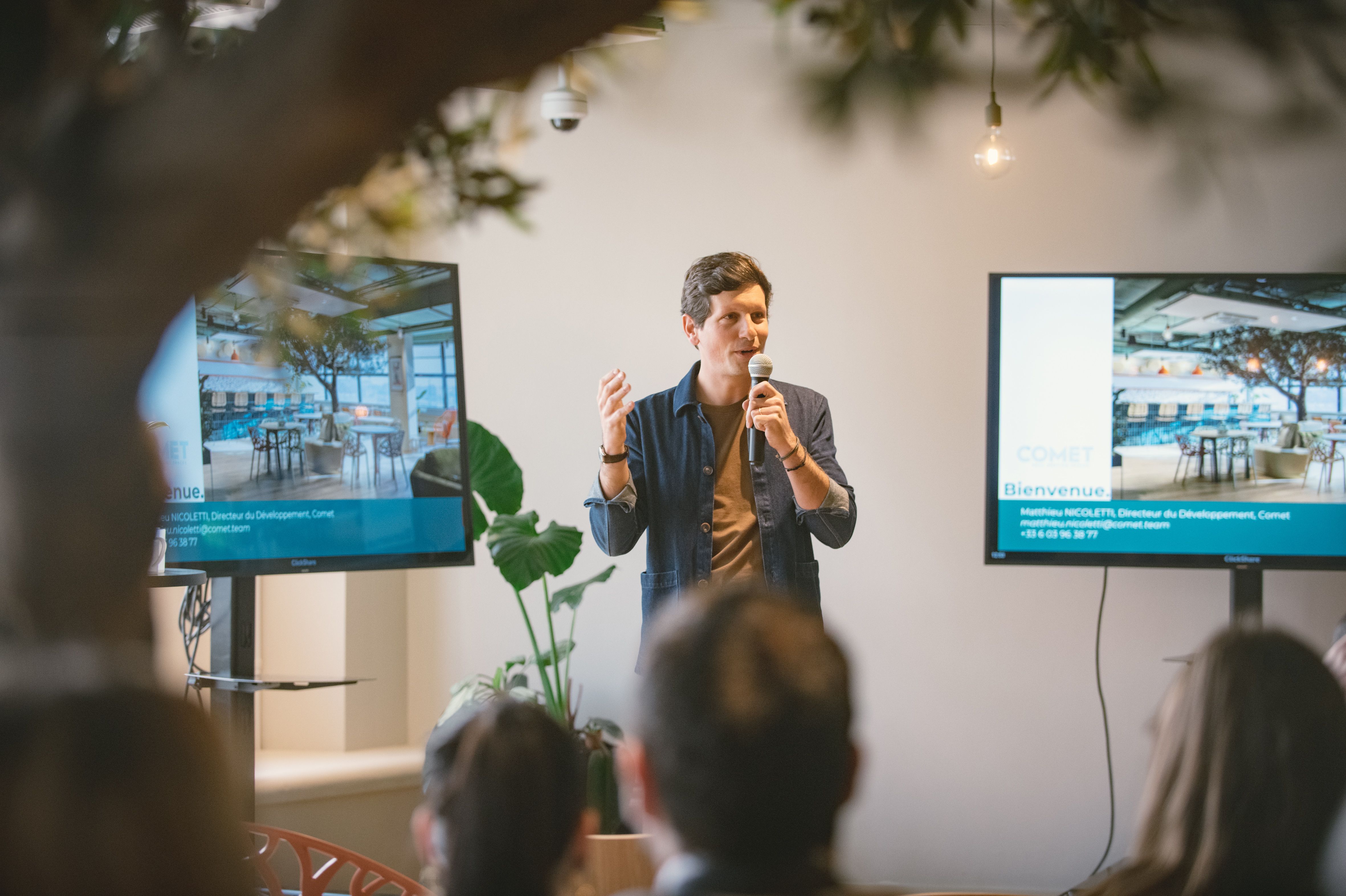 Présentation professionnelle dans un espace de réunion Comet Meetings