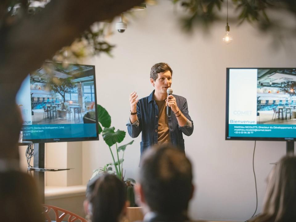Présentation professionnelle dans un espace de réunion Comet Meetings