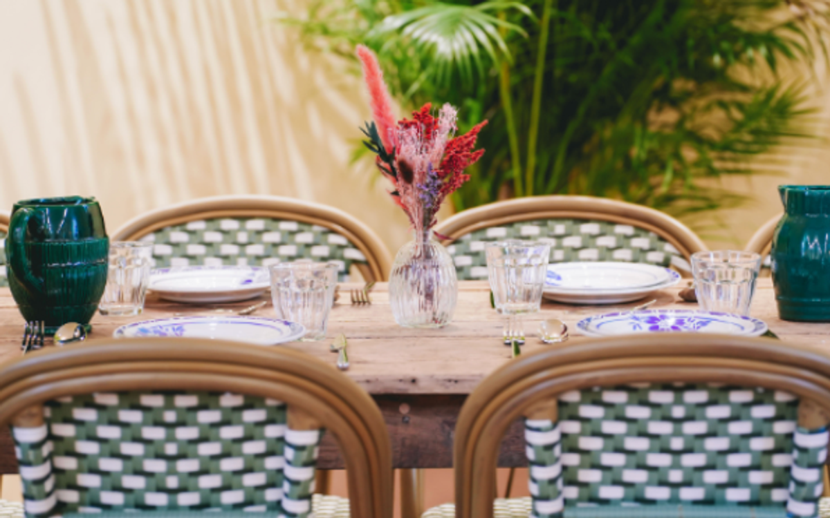 Table dressée en terrasse dans un espace Comet à Levallois