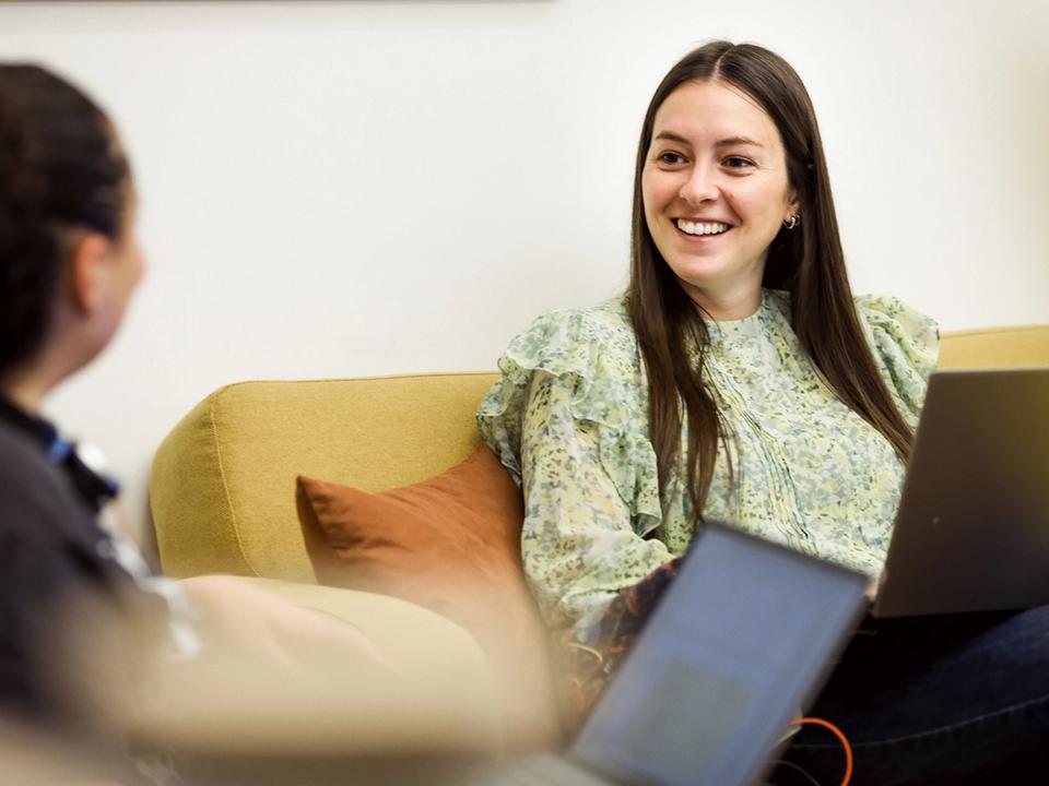 Un moment d’échange informel dans un espace Comet, où plusieurs participants travaillent et discutent dans une atmosphère détendue. L’image met en avant un cadre chaleureux et confortable, pensé pour favoriser la collaboration, les conversations spontanées et les temps de travail plus humains entre deux moments d’événement.