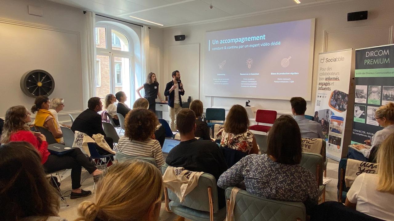 Salle de conférence Comet Étoile accueillant les directeurs de communication invités par DII.