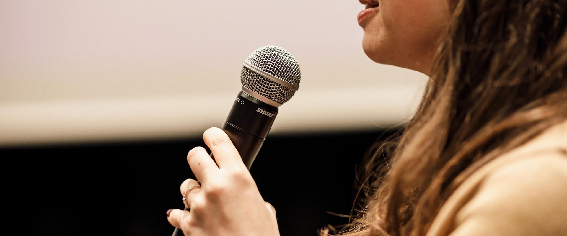 Un moment de parole capté au plus près, où l’attention se porte sur l’échange et la transmission. Chez Comet, les conférences et tables rondes deviennent des temps forts vivants, pensés pour donner du relief aux idées et créer une vraie connexion avec les participants.