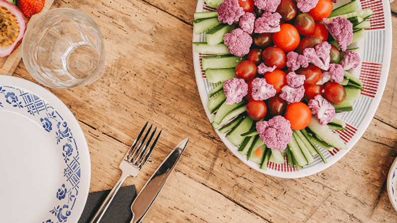 Une mise en scène gourmande et colorée autour d’une table conviviale. Les légumes frais, joliment disposés, évoquent une cuisine saine, généreuse et de saison, pensée pour accompagner les moments de partage dans une atmosphère chaleureuse et décontractée.
