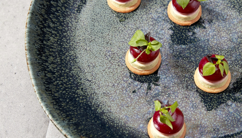 Une composition sucrée délicate, pensée dans l’esprit Fleur de Mets : des bouchées élégantes, dressées avec précision sur une assiette texturée, où les couleurs, les textures et la fraîcheur végétale créent une expérience à la fois gourmande et raffinée.