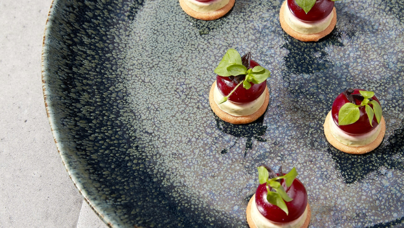 Une composition sucrée délicate, pensée dans l’esprit Fleur de Mets : des bouchées élégantes, dressées avec précision sur une assiette texturée, où les couleurs, les textures et la fraîcheur végétale créent une expérience à la fois gourmande et raffinée.