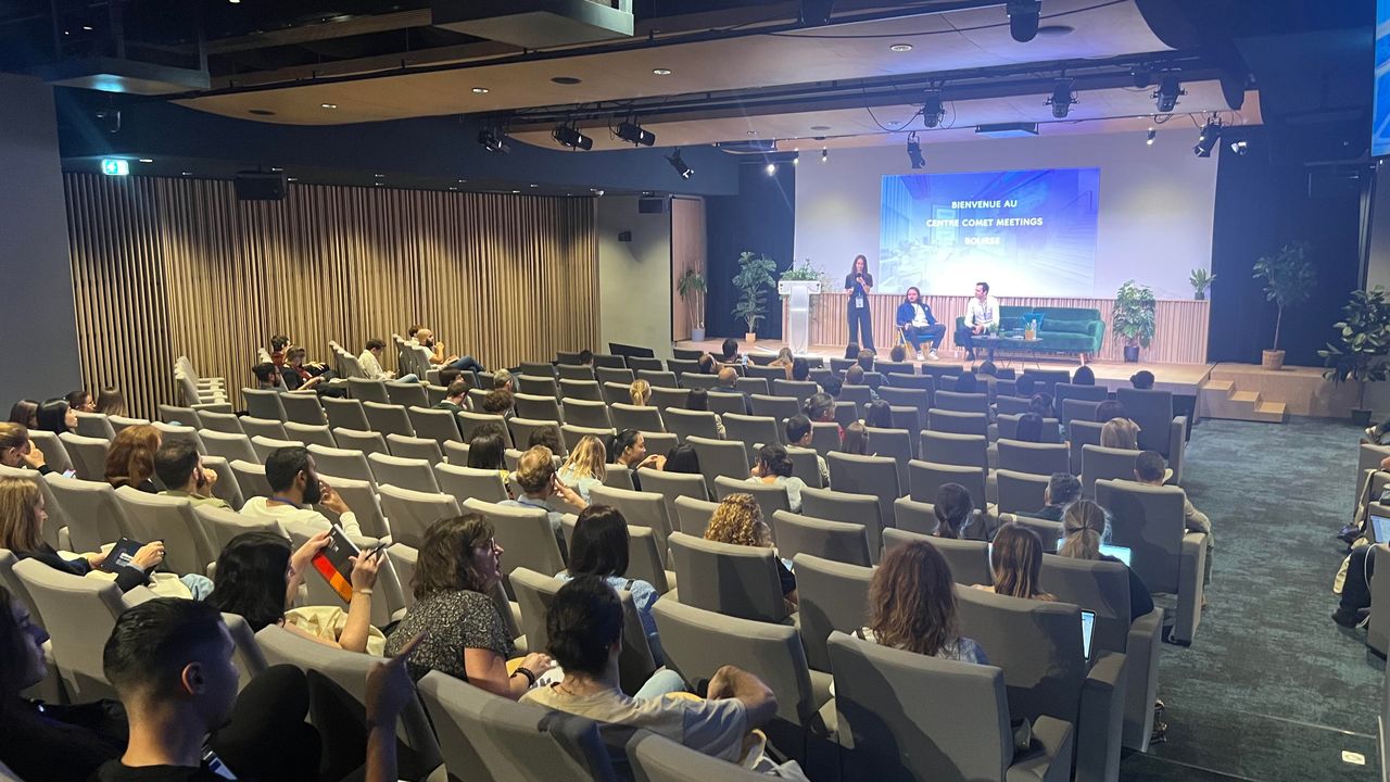 Salle plénière remplie lors du Digital Experience Lab organisé par Elevate à Comet Bourse.