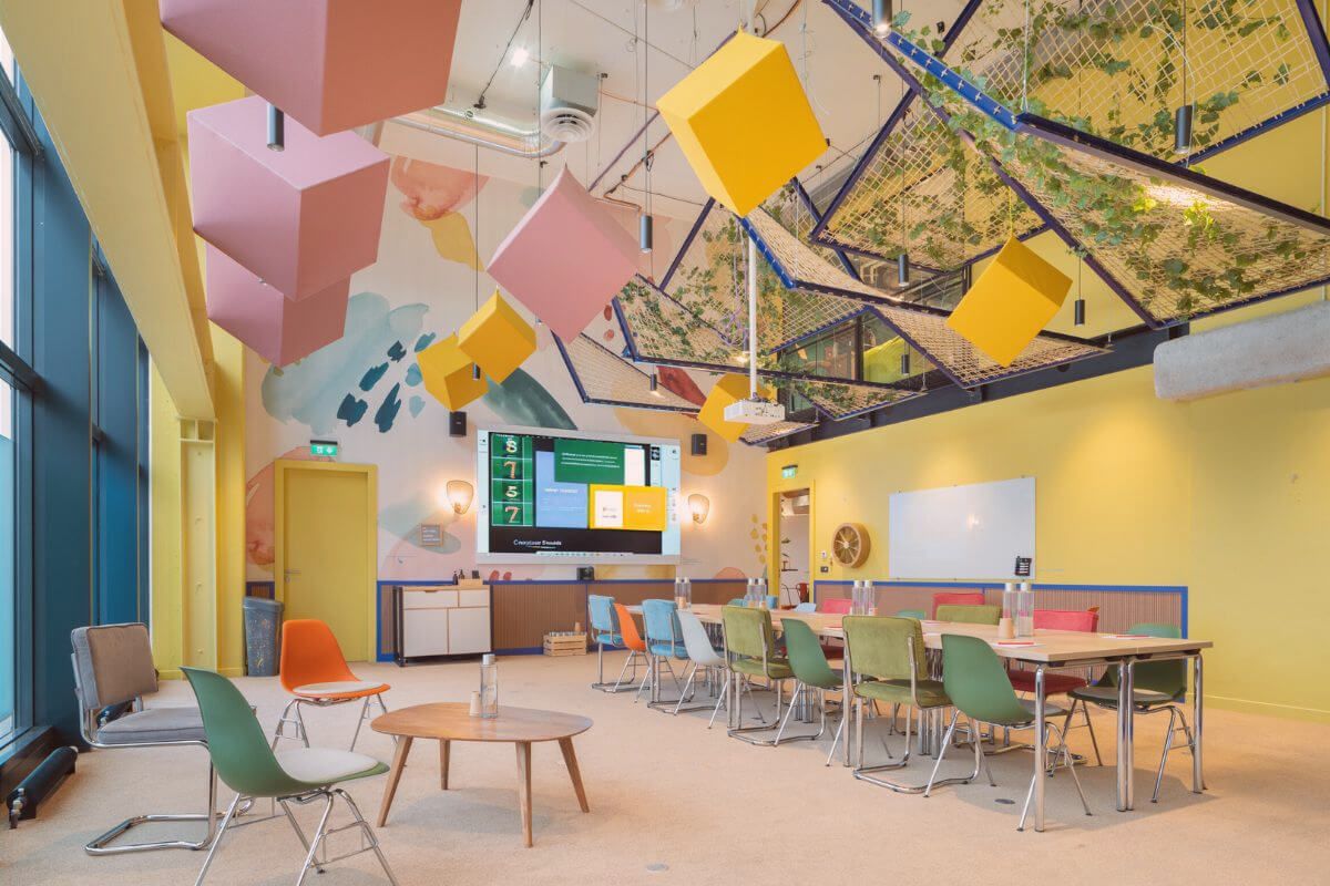 Espace de réunion immersif et lumineux au design coloré chez Comet Bercy