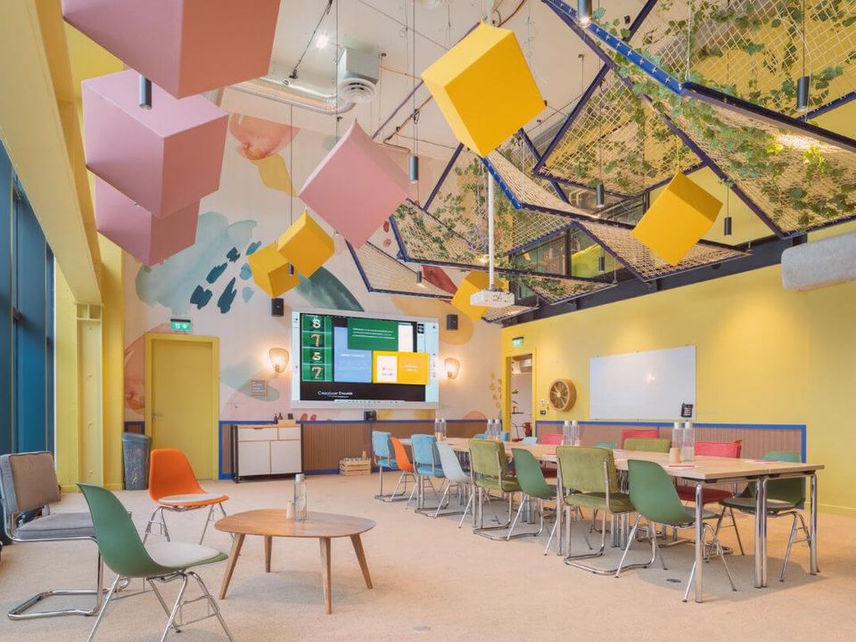 Espace de réunion immersif et lumineux au design coloré chez Comet Bercy