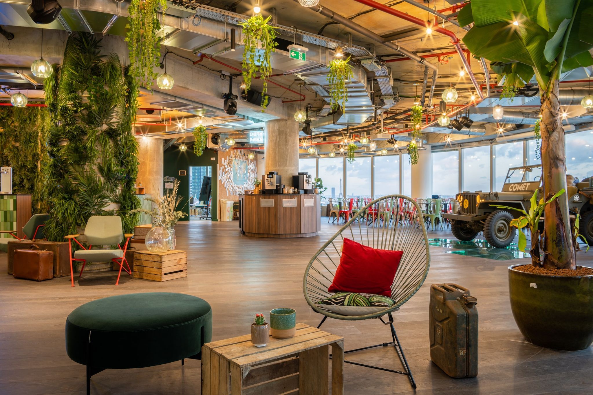 Een lichte, groene ontvangstruimte bij Comet Cœur Défense, in het hart van La Défense. Met eigentijds design, ruwe materialen, groene accenten en warm meubilair creëert de locatie een sfeer die tegelijk verfrissend, professioneel en gastvrij is. Het beeld benadrukt een ideale setting om vergaderingen, seminars, conferenties en bedrijfsevenementen te organiseren in een inspirerende, toegankelijke en unieke omgeving.