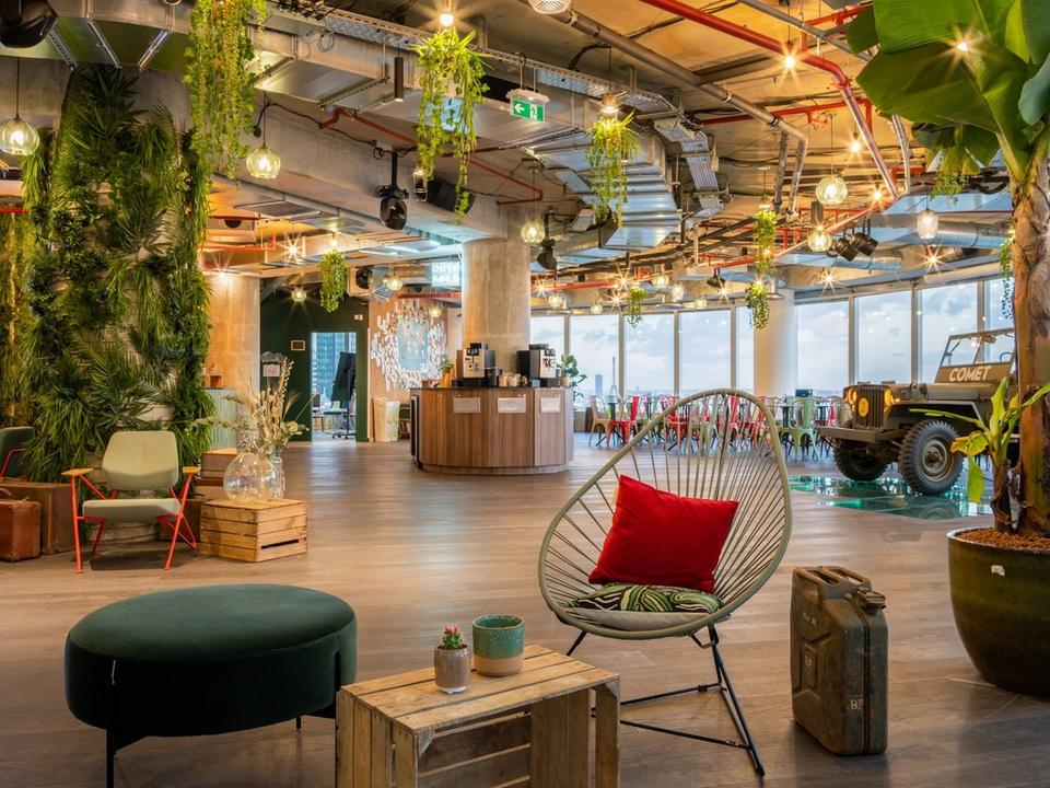 A bright, plant-filled reception area at Comet Cœur Défense, in the heart of La Défense. Combining contemporary design, raw materials, greenery and welcoming furnishings, the space creates an atmosphere that is both refreshing, professional and friendly. The image highlights an ideal setting for hosting meetings, seminars, conferences and corporate events in an inspiring, accessible and distinctive environment.