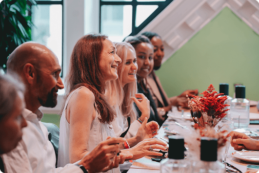 Une parenthèse conviviale au cœur de l’expérience Comet Food. Autour de la table, les échanges se créent naturellement, dans une atmosphère lumineuse, chaleureuse et élégante. L’image traduit une cuisine pensée au-delà du repas : un moment de lien, de partage et d’attention portée aux invités.